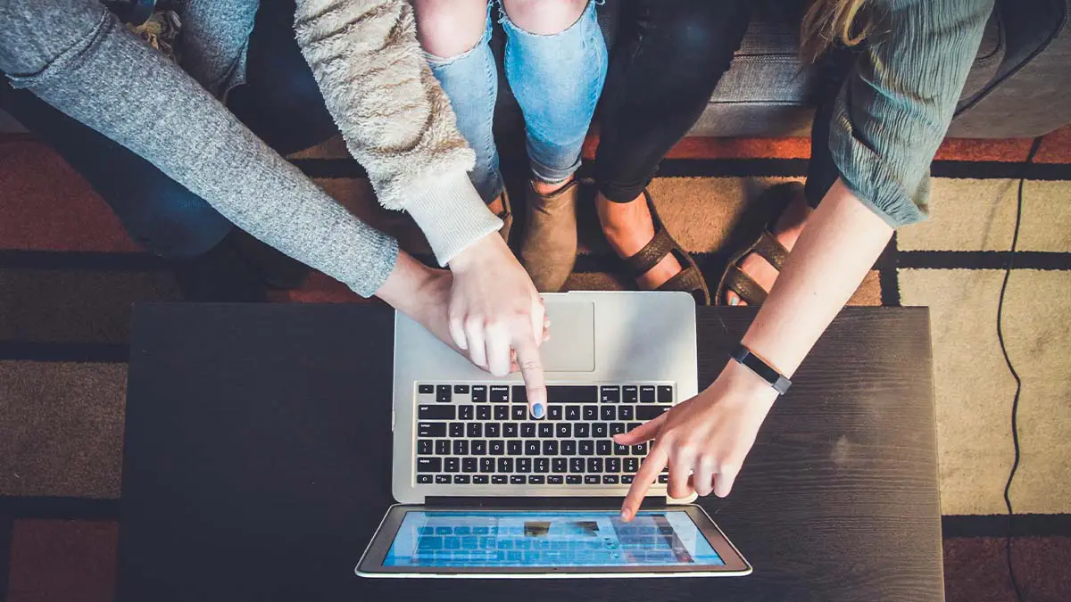 You are currently viewing 8 Key Factors To Choosing The Right Web Hosting For Your Site