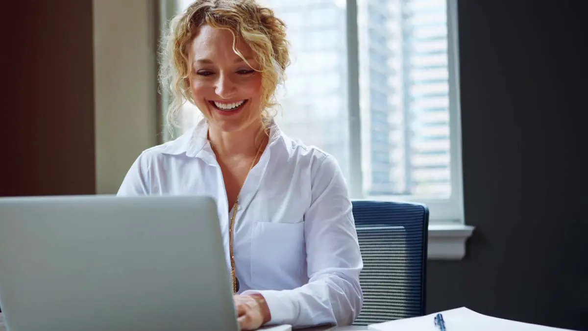 Read more about the article How Working Professionals Can Excel in Careers with Online Learning?