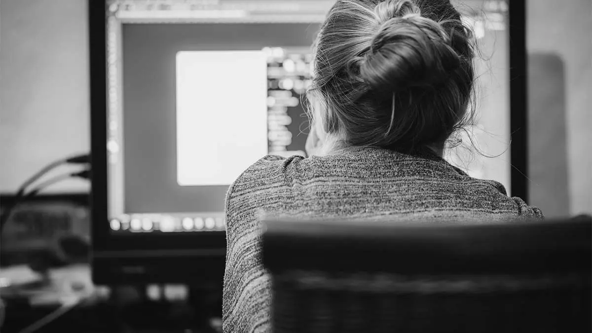 You are currently viewing The Complete Guide to Becoming a Graphic Designer